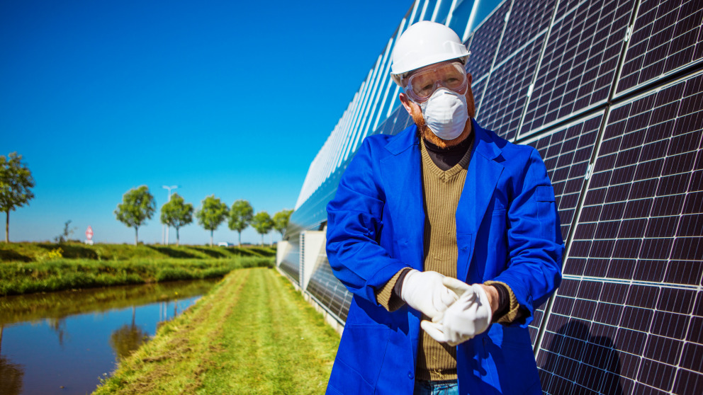 Covid19 Energie Mann mit Maske Photovoltaik