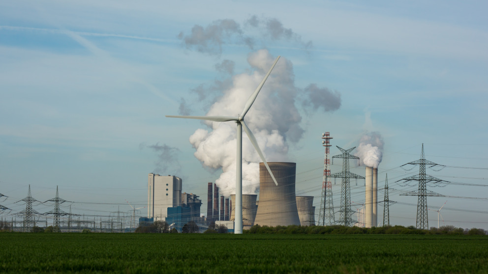 Kohlekraftwerk und ein Windrad Agrarlandschaft